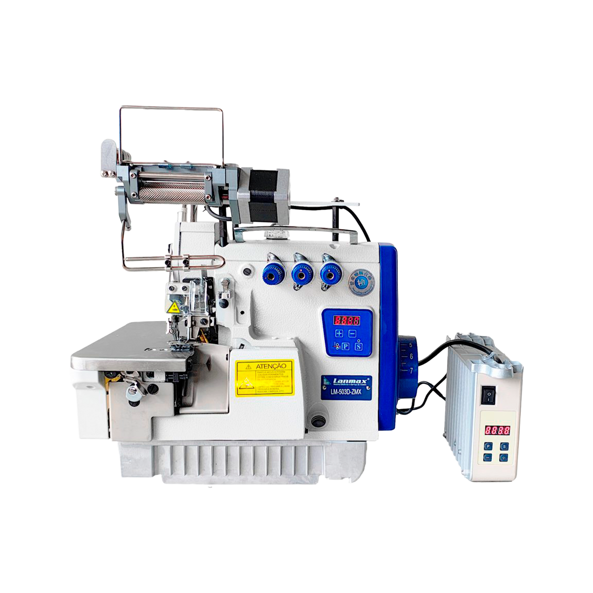 Máquina overloque industrial de 1 agulha e 3 fios com motor Direct Drive e alimentador eletrônico de elástico Zero Max. O sistema, acionado por motor de passo, permite o ajuste preciso da tensão do elástico diretamente no painel de comando, garantindo uniformidade em toda a peça. É ideal para a confecção de moda praia, underwear, peças íntimas e moda infantil, oferecendo controle de velocidade e parada de agulha automática.