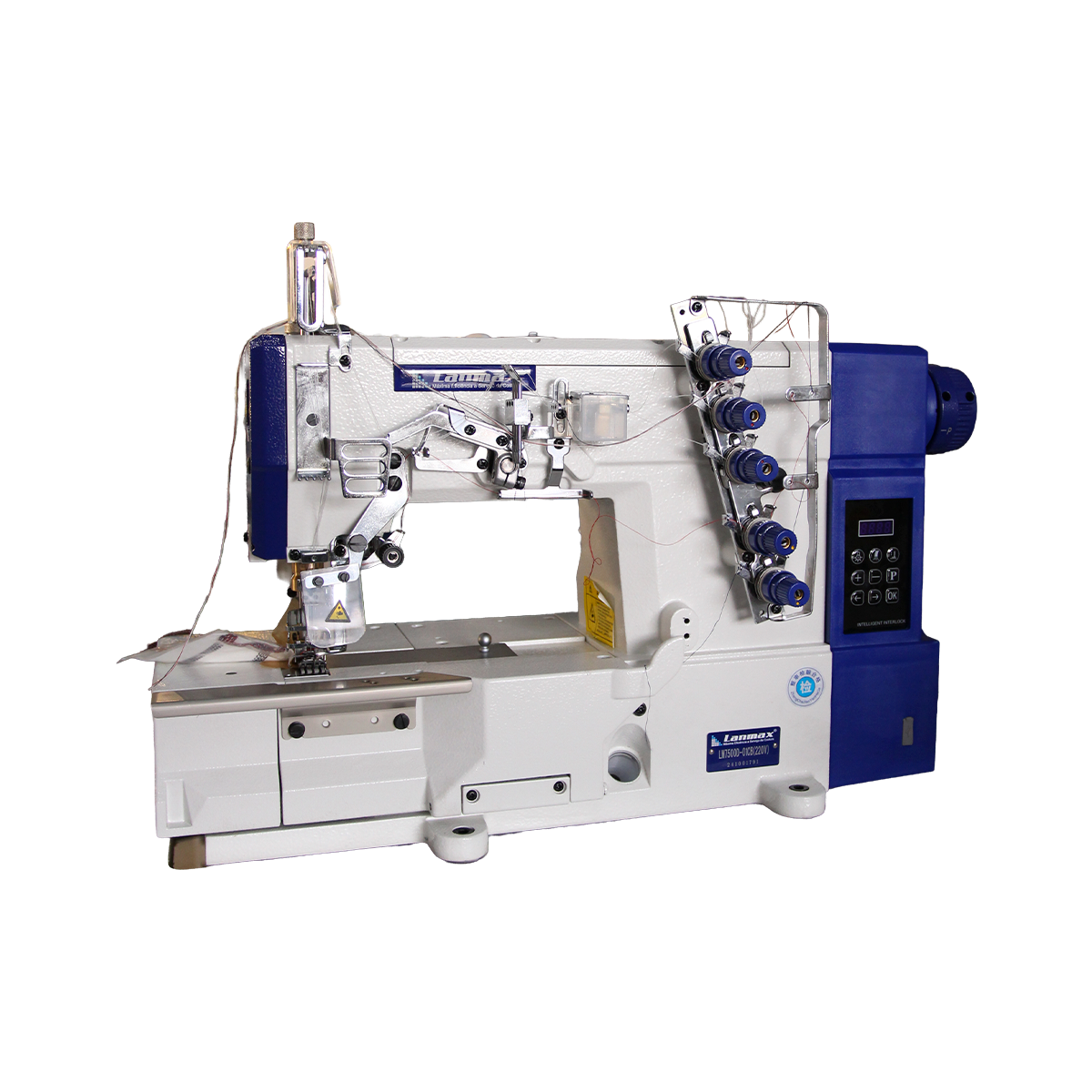 Máquina galoneira de base fechada com 3 agulhas e 5 linhas, equipada com motor Direct Drive e painel de comando embutido. Possui lubrificação automática e configuração de parada de agulha (superior/inferior), eliminando a necessidade de ajuste manual no volante. É ideal para bainhas, colaretes, golas e aplicação de viés em tecidos leves a médios, unindo ergonomia e alta produtividade.