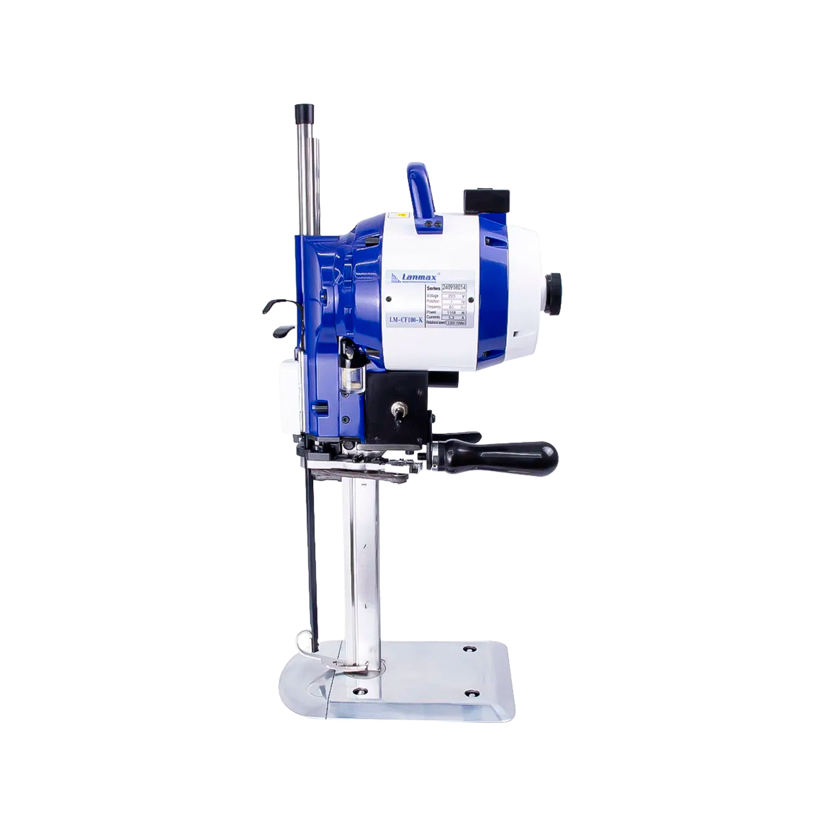 Máquina de corte com faca vertical de 10 polegadas e motor potente de 1168W, capaz de cortar enfestos de até 200 mm. Possui base em aço inox com roletes para deslize suave, afiador automático de lâminas e sensor de autoajuste de velocidade. Indicada para cortes de grande volume em materiais variados (jeans, lona, sintéticos, EVA), oferece precisão em curvas e retas, além de contar com luminária de haste flexível.
