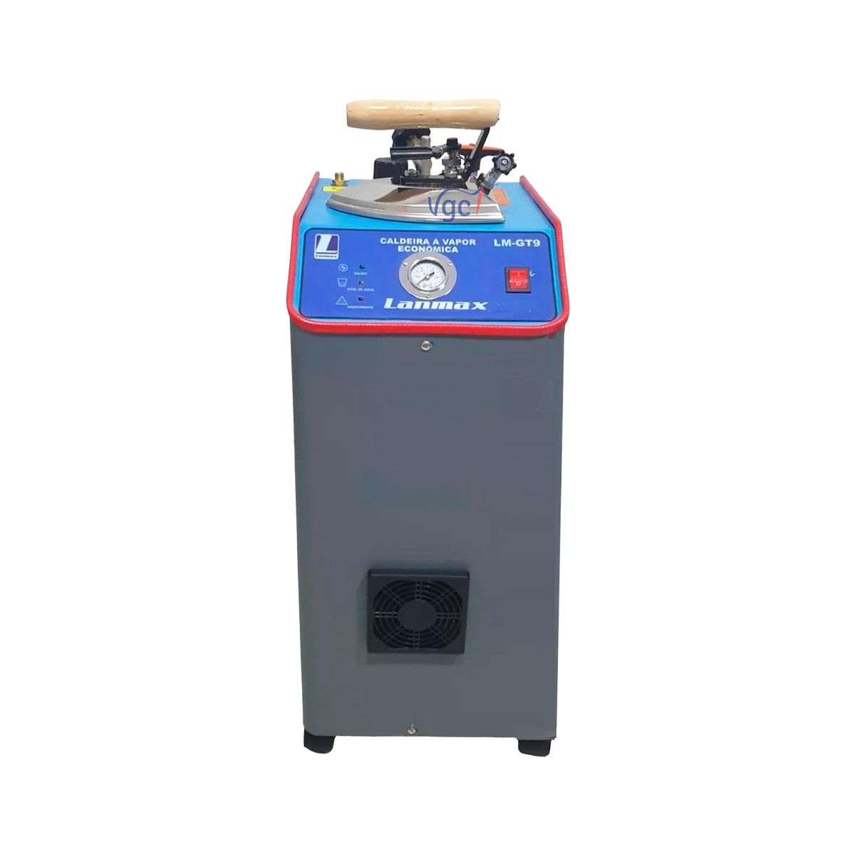 Caldeira a vapor industrial de alta performance com potência de 4500W, produzindo 8kg/h de vapor a uma pressão de 4,5 Bar. Possui sistema de abastecimento contínuo controlado por bomba, permitindo sucção de reservatórios externos. É ideal para confecções, lavanderias e hotéis, garantindo agilidade no passamento de diversos tecidos (algodão, malha, jeans). Acompanha ferro de passar industrial de primeira linha.