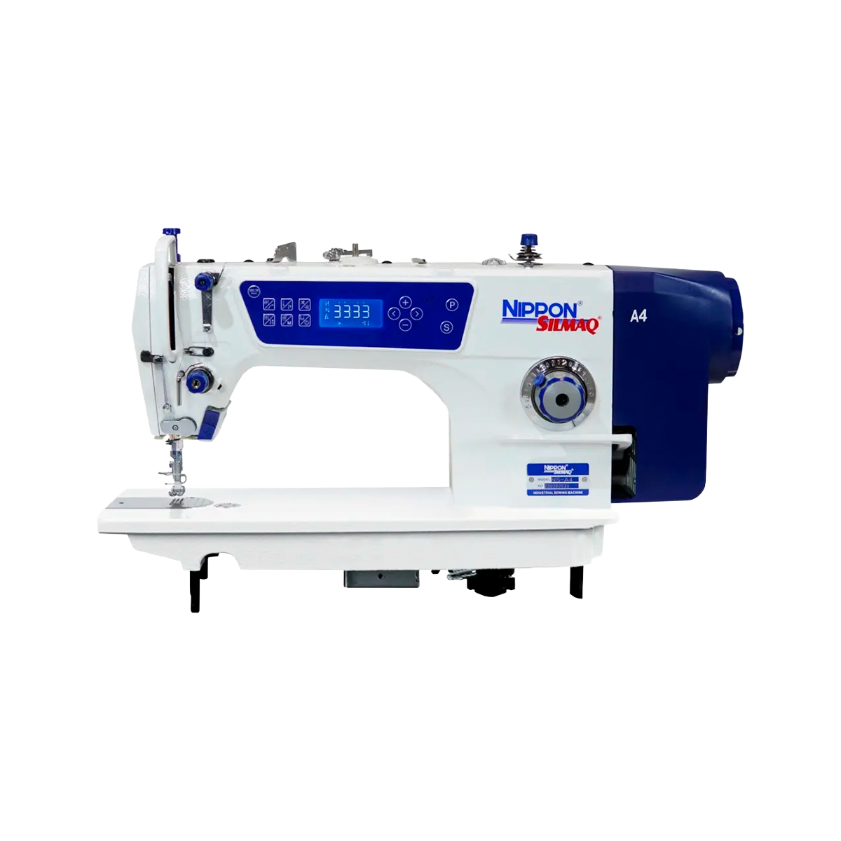 Máquina de costura reta industrial eletrônica com motor Direct Drive. Possui funções automáticas de corte de linha, retrocesso e levantamento de calcador. Equipada com painel de controle, iluminação LED e enchedor de bobina acoplado ao cabeçote, sendo ideal para bainhas, pespontos e aplicação de zíperes.