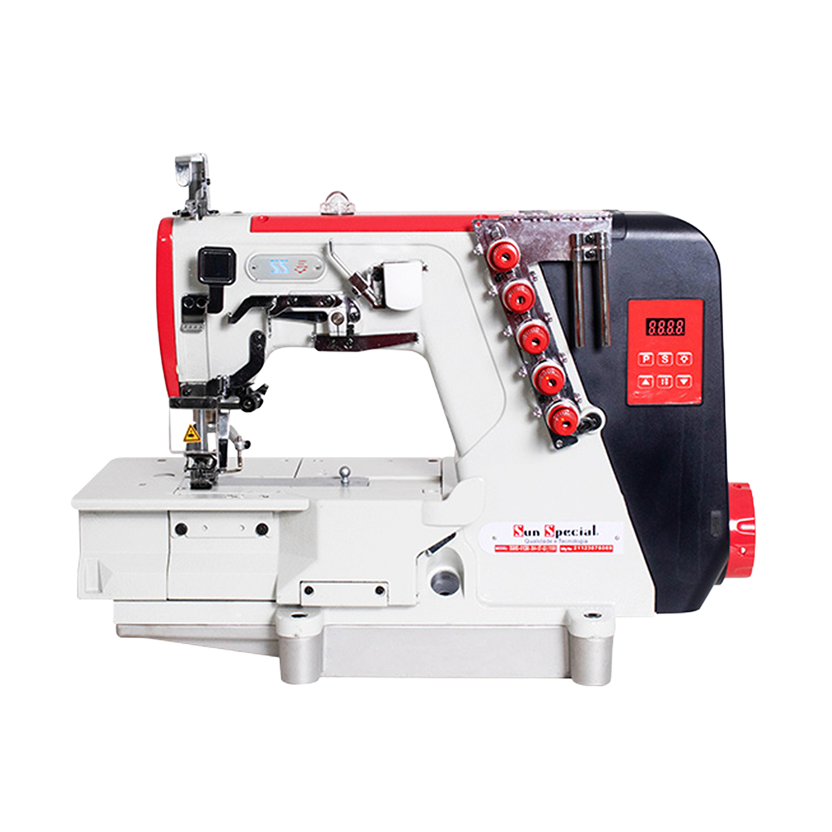 Máquina de costura industrial galoneira de base plana com 3 agulhas e 5 fios. Equipada com motor Direct Drive de 550W, possui função de parada de agulha (superior/inferior) para maior produtividade. Indicada para costura de malhas em geral, como bainhas, aplicação de golas, mangas e punhos.